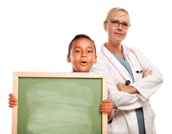 女医生与西班牙裔儿童持空白粉笔板 — 图库照片