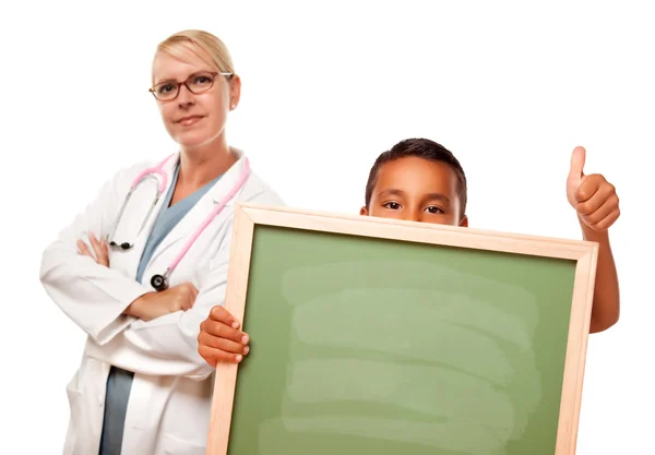 Doctora con niño hispano sosteniendo pizarra en blanco —  Fotos de Stock