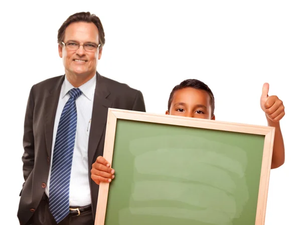 西班牙裔男孩抱着粉笔板与背后的男老师 — 图库照片