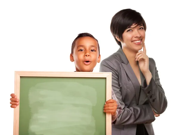 西班牙裔男孩抱着粉笔板和女老师在后面 — 图库照片