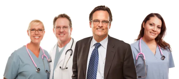 Lachende zakenman met mannelijke en vrouwelijke artsen en verpleegkundigen — Stockfoto