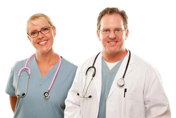 Uśmiechnięty mężczyzna i kobieta lekarze lub pielęgniarki — Zdjęcie stockowe