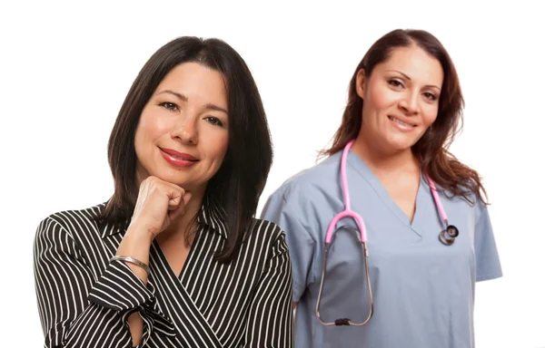 Spaanse vrouw met vrouwelijke arts of verpleegkundige — Stockfoto