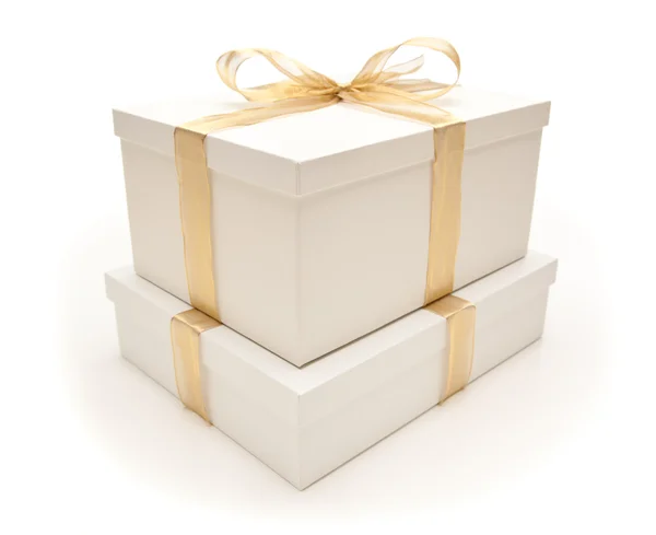 Στοιβάζονται λευκό δώρο κουτιά με χρυσός κορδέλα απομονωθεί — Φωτογραφία Αρχείου
