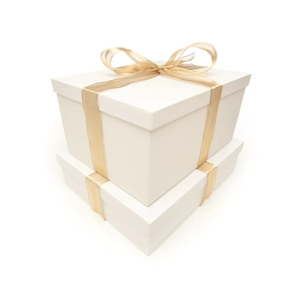 Στοιβάζονται λευκό δώρο κουτιά με χρυσός κορδέλα απομονωθεί — Φωτογραφία Αρχείου