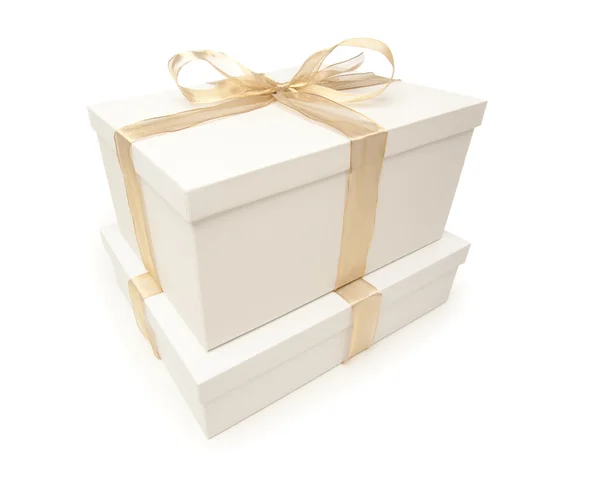 Gestapelte weiße Geschenkboxen mit Goldband isoliert — Stockfoto