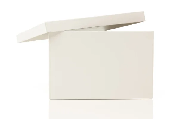 Puste białe pudełko z wieczkiem na białym — Zdjęcie stockowe