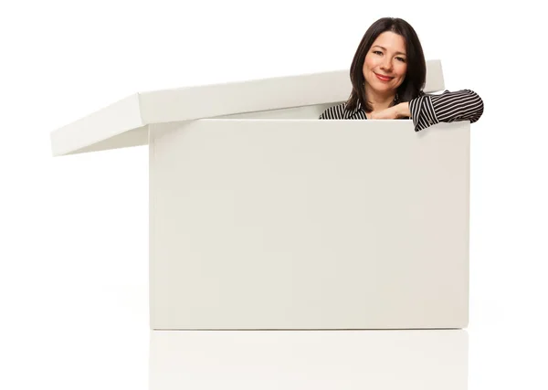 Mujer multiétnica de pie dentro de la caja blanca en blanco — Foto de Stock