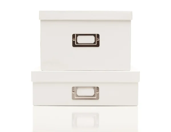 Kapakları beyaz üzerine yığılmış boş beyaz dosya kutuları — Stok fotoğraf