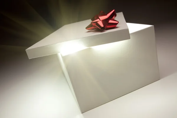 Coperchio della scatola regalo dell'arco rosso che mostra contenuti molto luminosi — Foto Stock