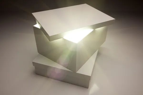 Άσπρο κουτί με καπάκι αποκαλύπτει κάτι πολύ φωτεινό — Φωτογραφία Αρχείου