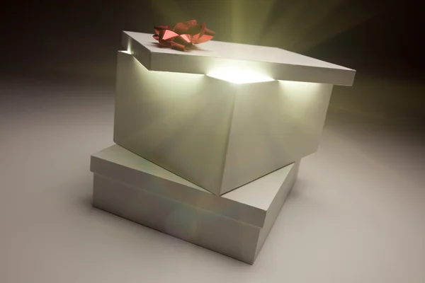 Kırmızı yay hediye kutusu kapağı çok parlak içerikleri gösterme — Stok fotoğraf