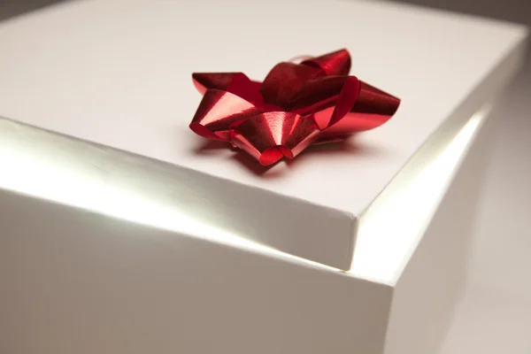 Tampa da caixa de presente do arco vermelho mostrando conteúdo muito brilhante — Fotografia de Stock