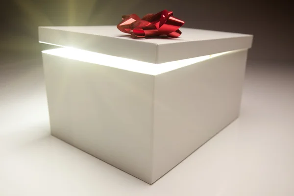 Tapa de la caja de regalo de lazo rojo que muestra contenido muy brillante — Foto de Stock