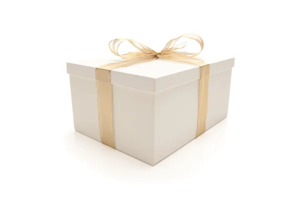 Caja de regalo blanca con cinta de oro aislada —  Fotos de Stock