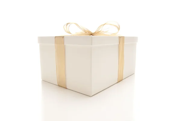 Белая подарочная коробка с золотой лентой — стоковое фото