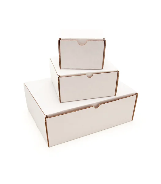 Стек пустых белых картонных коробок изолирован — стоковое фото