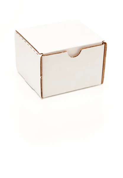 Caixa de papelão branco em branco isolado — Fotografia de Stock