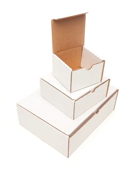 Stos puste białe pudełka kartonowe, góry otwarty, na białym tle — Zdjęcie stockowe