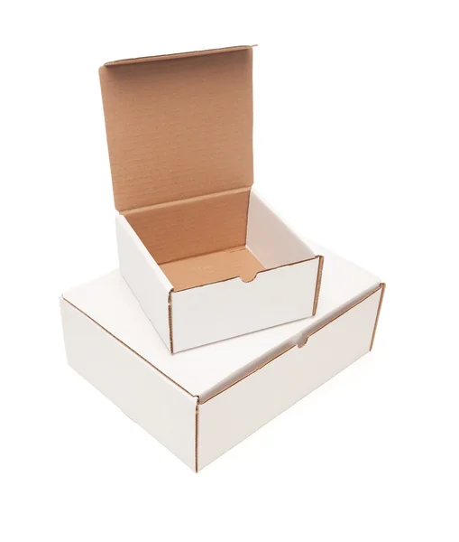 Стопка белых картонных коробок, открытая сверху, изолированная — стоковое фото