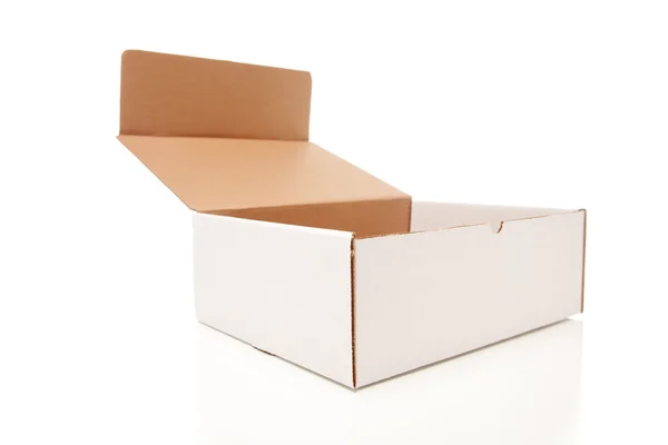 Caixa de papelão branco em branco aberto isolado — Fotografia de Stock