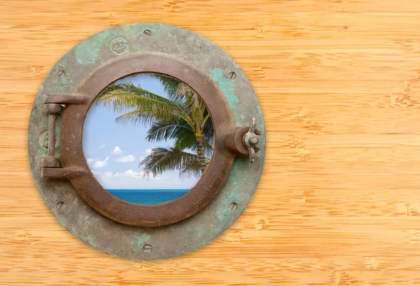 Αντίκες φινιστρίνι με τροπική παραλία θέα στον τοίχο μπαμπού — Φωτογραφία Αρχείου