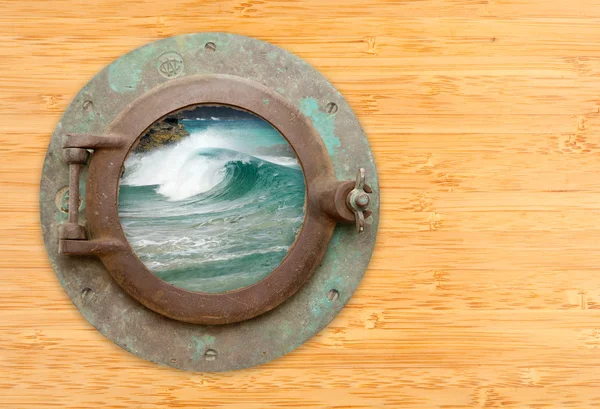 Porthole antigo com vista das ondas quebrando em um Ba da parede do bambu — Fotografia de Stock