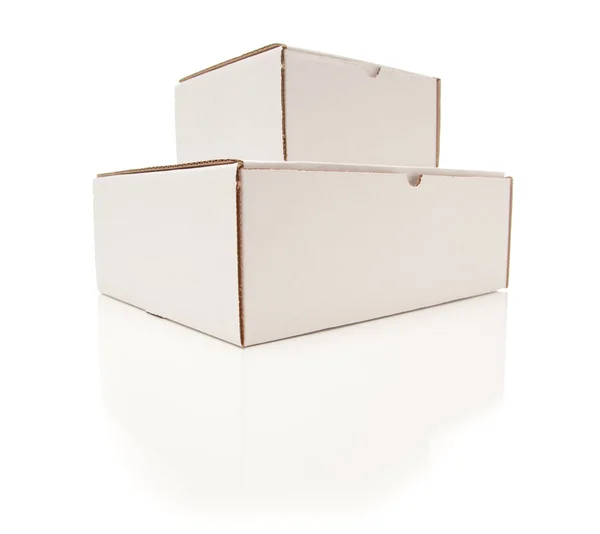 Pila de cajas de cartón blancas en blanco aislado — Stok fotoğraf