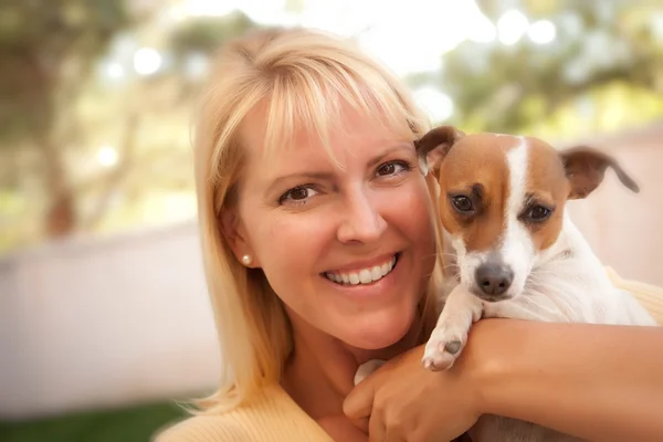 Mulher atraente e seu cão Jack Russell Terrier — Fotografia de Stock
