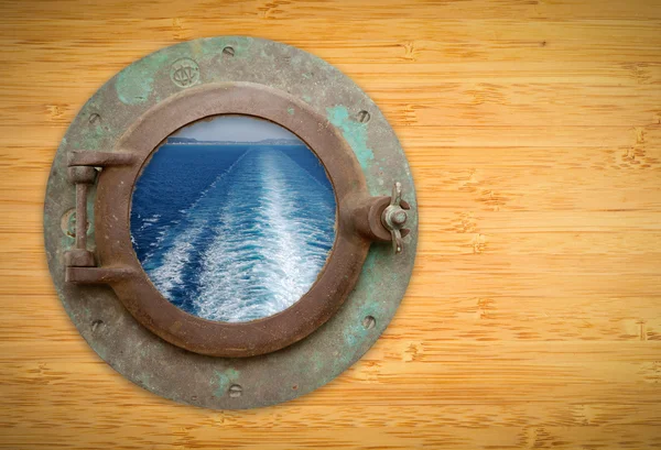 Porthole antigo na parede de bambu com vista da trilha do oceano do navio — Fotografia de Stock