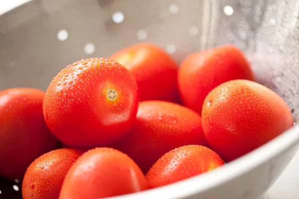 Fresh, Vibrant Roma Tomatoes in Colander with Water Drops — Stock Photo, Image