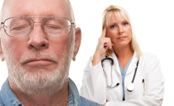 Besorgte Seniorin und Ärztin im Hintergrund — Stockfoto