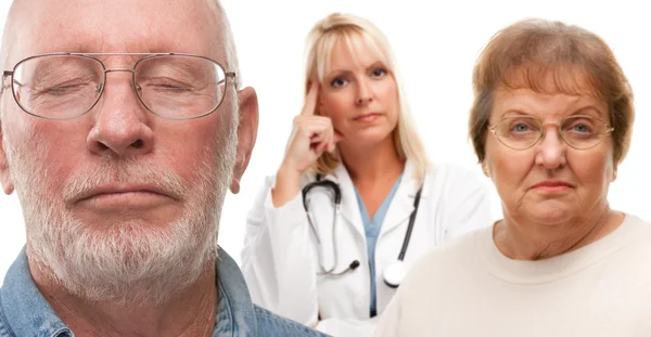 Berörda äldre par och kvinnliga läkare bakom — Stockfoto