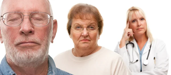 かかわっている年配のカップルとの背後にある女性の医者 — ストック写真