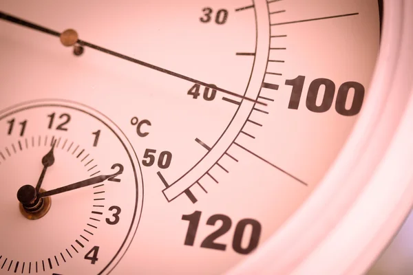 Färglagd runda termometern visar över 100 grader — Stockfoto