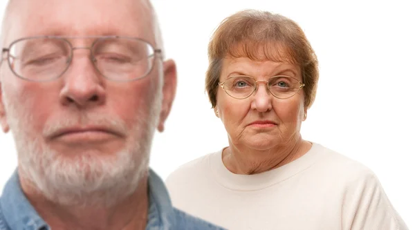 Besorgtes Seniorenpaar isoliert auf weißem Grund — Stockfoto