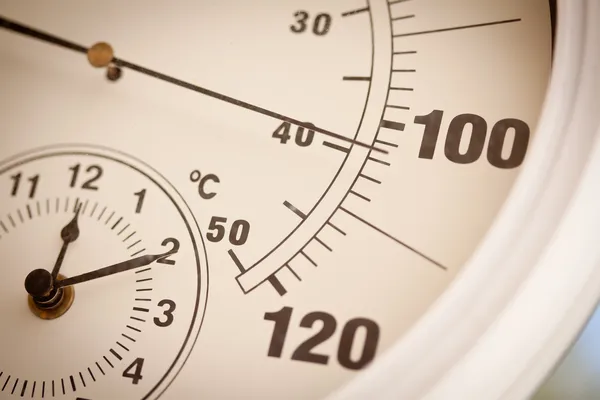 Sıcaklığın 40 derecenin üzerinde gösterilen termometre yuvarlak — Stok fotoğraf