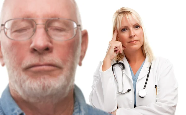 Hombre mayor preocupado y médico femenino detrás — Foto de Stock