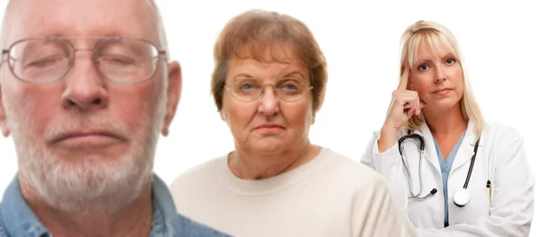 Besorgtes Seniorenpaar und Ärztin im Hintergrund — Stockfoto