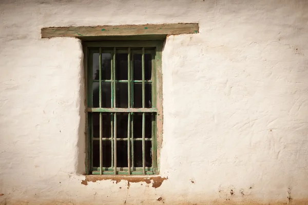 Eski İspanyol pencere ve duvar — Stok fotoğraf