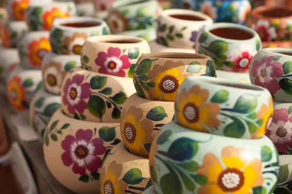 Variedad de ollas de cerámica coloreadamente pintadas . — Foto de Stock