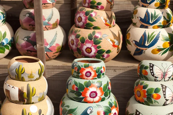 Variedad de ollas de cerámica coloreadamente pintadas . — Foto de Stock