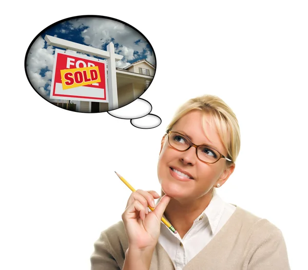 Žena s myšlení bubliny nemovitostí prodaných znamení — Stock fotografie