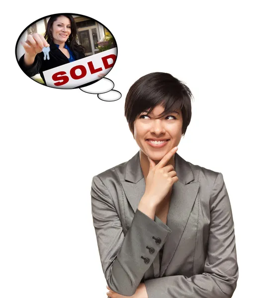 Mulher multiétnica com bolhas de pensamento do agente entregando sobre a chave — Fotografia de Stock