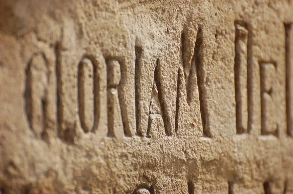 Средневековое письмо в камне — стоковое фото