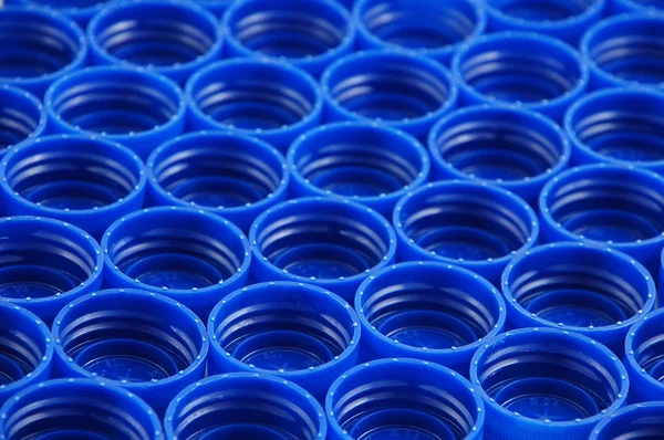 青いプラスチック蓋 - キャップの行 — ストック写真