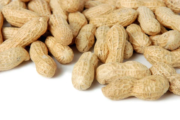 Pilha de amendoim cru em conchas com branco — Fotografia de Stock