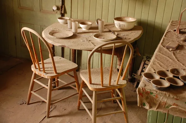 Mesa y sillas viejas cubiertas de polvo Fotos de stock