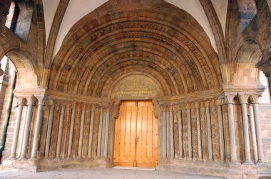 trebic Gotik katedral portalı