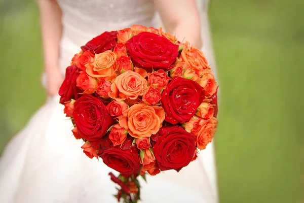 Bruid bedrijf oranje boeket — Stockfoto